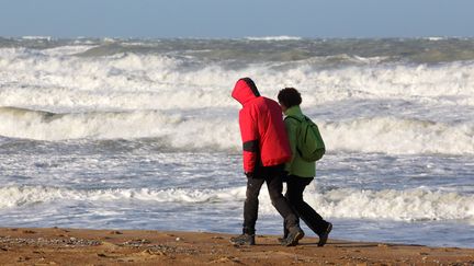 Des touristes se prom&egrave;nent sur la plage d'Oostende (Belgique), le 4 janvier 2012. (KURT DESPLENTER / BELGA / AFP)