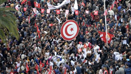 Des manifestants tunisiens lors d'une grève générale des fonctionnaires&nbsp;à Tunis, le 22 novembre 2018. (FETHI BELAID / AFP)