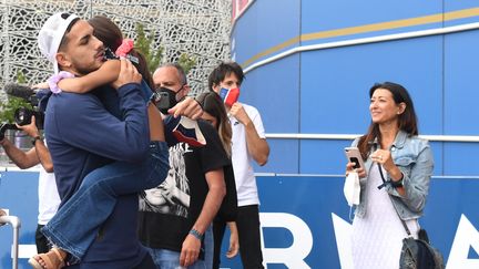 Le centre parisien Leandro Paredes accueilli par sa fille au parc des Princes à Paris lundi 23 août 2020 après une dizaine de jours d'absence pour cause de Ligue des champions. (ALAIN JOCARD / AFP)