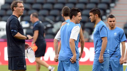 Laurent Blanc, Samir Nasri et&nbsp;Hatem Ben Arfa, le 9 juin 2012 &agrave; Donetsk (Ukraine). (PATRICK HERTZOG / AFP)