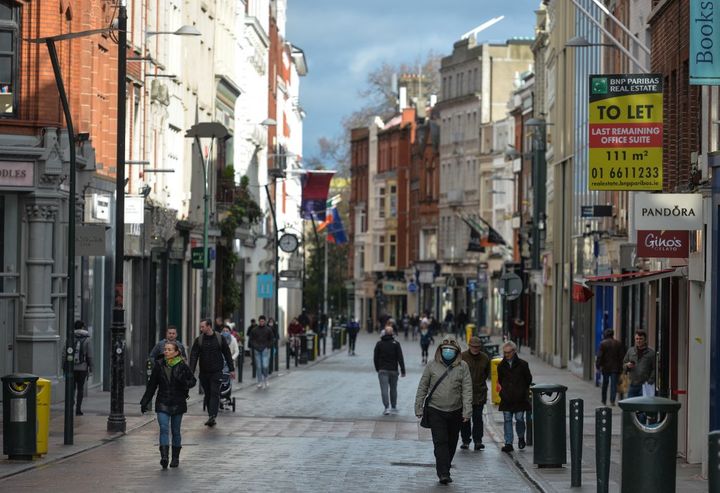 Des passants à Dublin en Irlande, le 23 février 2021. (ARTUR WIDAK / NURPHOTO / AFP)