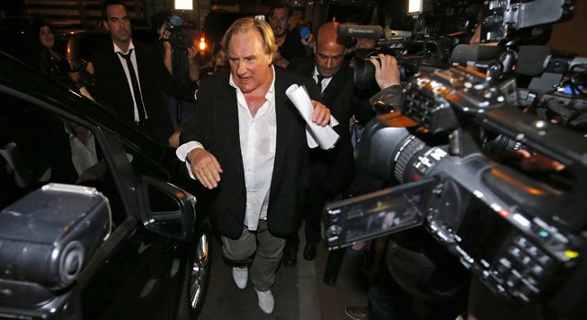 &nbsp; (Gérard Depardieu entouré par les journalistes lors de la présentation du film © Eric Gaillard/REUTERS)