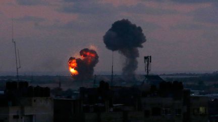 Une explosion dans la ville de Rafah, dans la bande de Gaza, après des frappes de l'armée israélienne, dans la nuit du 19 au 20 juin 2018. (SAID KHATIB / AFP)