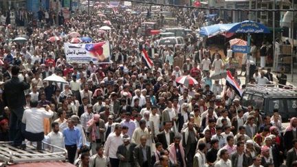 Des milliers de Yéménites contre le pouvoir dans les rues de Ibb, à 190 km au sud de Sanaa, le 19 septembre 2011. (AFP/STR)