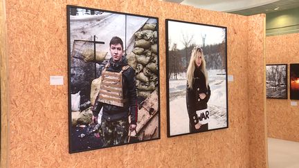 Guillaume Herbaut a pris des photographies des combattants ukrainiens mais aussi de ceux qui ont à l'arrière, en soutien. (France 3 Normandie : B. Drouet / E. Proenca Pina / A. Delahaye)