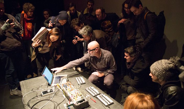 Herman Kolgen explique aux spectateurs le fonctionnement de ses outils
 (Elena Volterrani)