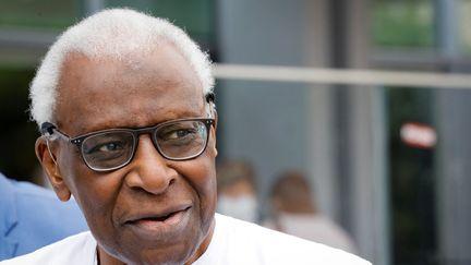 Lamine Diack, ancien président de la Fédération internationale d'athlétisme, lors de son procès à Paris le 10 juin 2020. (THOMAS SAMSON / AFP)