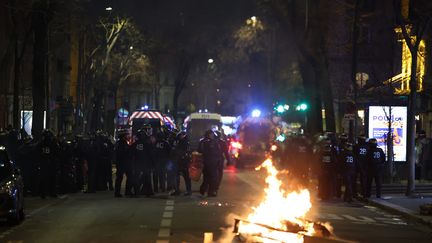 Des heurts avec les forces de l'ordre à Paris, lors de la manifestation contre la réforme des retraites, le 18 mars 2023. (LE PARISIEN / ARNAUD JOURNOIS / MAXPPP)