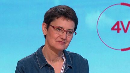 Nathalie Arthaud, porte-parole de Lutte ouvrière et candidate à l'élection présidentielle, était l'invitée des "4V" sur France 2, vendredi 25 mars.&nbsp; (CAPTURE ECRAN FRANCE 2)