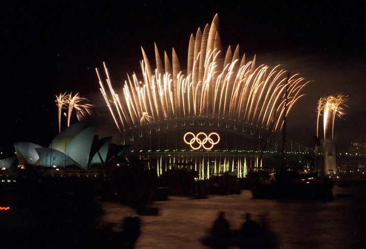 Feu d'artifice sur le Harbour Bridge, le pont de la baie de Sydney, lors de la cérémonie de clôture des Jeux olympiques, le 1er octobre 2000. (ROBYN BECK / AFP)