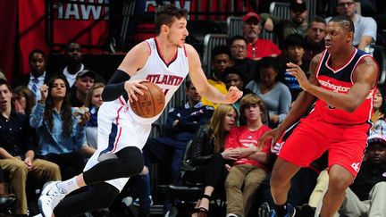 Mike Muscala à l'oeuvre (SCOTT CUNNINGHAM / NBAE / GETTY IMAGES)