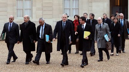 Les membres du gouvernement &agrave; la sortie de l'Elys&eacute;e, &agrave; Paris, le 3 janvier 2013. (ERIC FEFERBERG / AFP)