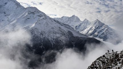 Une avalanche provoqu&eacute;e par le puissant s&eacute;isme qui s'est produit samedi 25 avril 2015 au N&eacute;pal a en partie enseveli le camp de base sur le versant n&eacute;palais de l'Everest et co&ucirc;t&eacute; la vie &agrave;&nbsp;au moins&nbsp;huit personnes.&nbsp; (ROBERTO SCHMIDT / AFP)