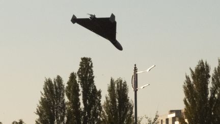 Un drone s'abat dans un quartier du centre-ville de Kiev, en Ukraine, lundi 17 octobre 2022.&nbsp; (YASUYOSHI CHIBA / AFP)