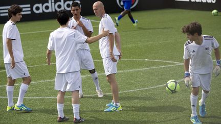 Zinedine Zidane et ses fils Enzo (G) et Luca (D) pr&egrave;s d'Aix-en-Provence (Bouches-du-Rh&ocirc;ne),&nbsp;le 23 juin 2013. (BERTRAND LANGLOIS / AFP)