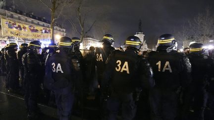 Des CRS face aux manifestants de "Nuit Debout", le 3 avril 2016 sur la place de la République. (DOMINIQUE FAGET / AFP)