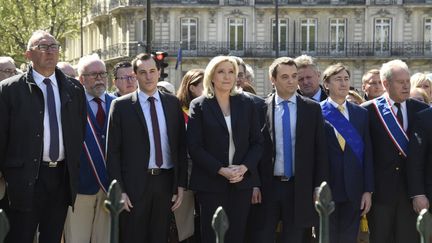 Nicolas Bay, Marine Le Pen ou encore Florian Philippot participent à une cérémonie à Paris, le 1er mai 2017. (DOMINIQUE FAGET / AFP)