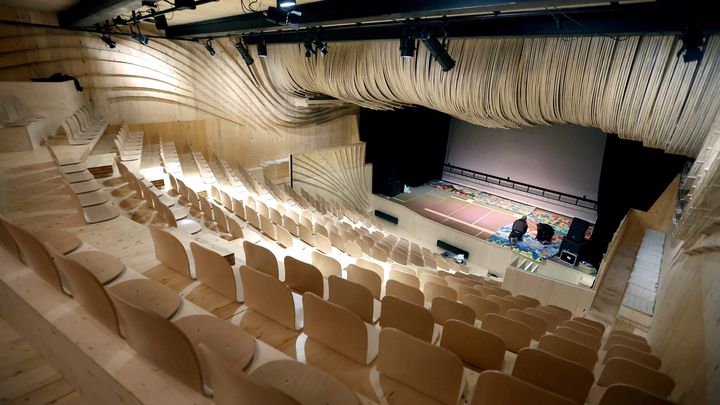 L'une des deux salles de spectacle de l'Ile O, le théâtre flottant de Lyon. (RICHARD MOUILLAUD / MAXPPP)