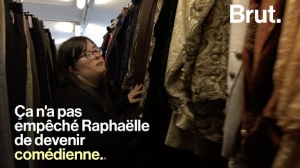 Raphaëlle est actrice au sein d'une troupe de comédiens qui, comme elle, sont atteints de handicap.