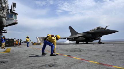 &nbsp; (Catapultage d'un Rafale sur le Charles-de-Gaulle en 2011©MAXPPP)