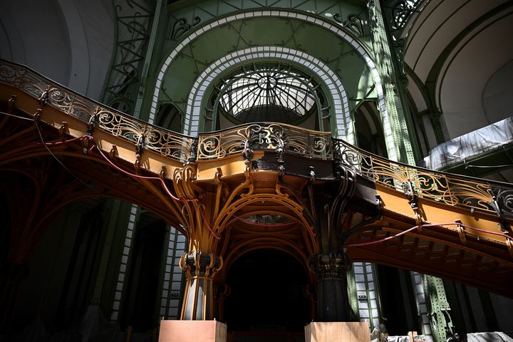 A l'intérieur du Grand Palais pendant les travaux de restauration, le 27 juin 2022. (CHRISTOPHE ARCHAMBAULT / AFP)