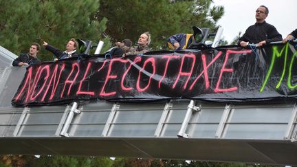 Manifestation d'agriculteurs sur un des portiques o&ugrave; sont install&eacute;s les radars de contr&ocirc;le de l'&eacute;cotaxe, le 22 octobre 2013 &agrave; Elven, dans le Morbihan. ( MAXPPP)