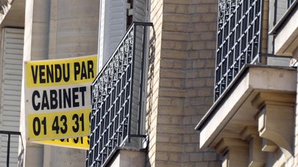 Une pancarte annoncant la vente d'un appartement&nbsp;&agrave; Paris le 9 septembre 2010. (ERIC PIERMONT / AFP)