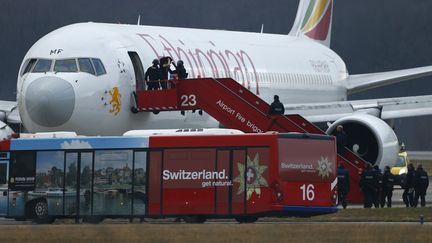 Un avion d'Ethiopian Airlines a &eacute;t&eacute; forc&eacute; d'atterrir &agrave; Gen&egrave;ve (Suisse), le 17 f&eacute;vrier 2014. (DENIS BALIBOUSE / REUTERS)