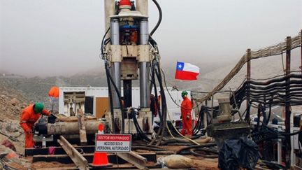 Matériel de secours pour les 33 mineurs chiliens bloqués sous terre dans le désert d'Atacama en 2010. (AFP)