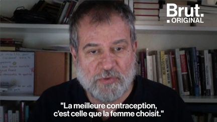 Martin Winckler, médecin et auteur du livre "Contraception&nbsp;: mode d'emploi", dément les théories fallacieuses qui entourent les contraceptifs. (BRUT)