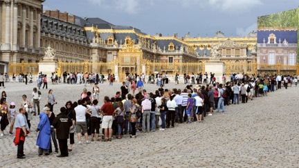 Les touristes font la queue devant le château de Versailles, le 3 août 2011 (AFP PHOTO / MIGUEL MEDINA)