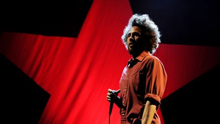 Zack de la Rocha, chanteur du groupe Rage Against the Machine, lors d'un concert de la formation, à Los Angeles (Californie, Etats-Unis), le 30 juillet 2011. (KEVIN WINTER / GETTY IMAGES NORTH AMERICA / AFP)