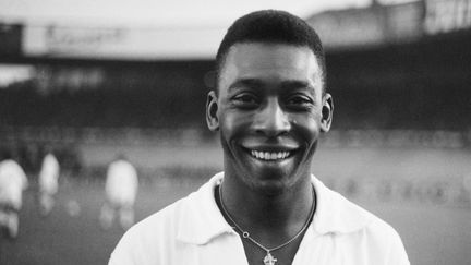 L'attaquant brésilien Pelé, lors d'un match de football amical avec son club contre le club français du "Racing", à Colombes vers Paris, le 13 juin 1961. (- / AFP)