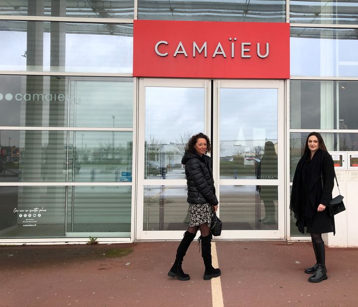 Aurélie Bonnenfant et Noémie Charrier, deux anciennes salariées de l'enseigne Camaïeu, devant les locaux aux Herbiers (Vendée), le 22 février 2023. (RAPHAEL GODET / FRANCEINFO)