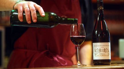 Les Fran&ccedil;ais consomment en moyenne 86 litres de vin par an aujourd'hui, contre 257 litres en 1961, selon le barom&egrave;tre 2013 de la consommation d'alcool en France publi&eacute; le 11 avril 2013.&nbsp; (SAMI BELLOUMI / MAXPPP)