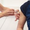 En France, 47,1% des personnes à risque de grippe sévère se sont fait vacciner pour la saison 2023-2024, d'après le ministère de la Santé. (CHRISTIAN MARQUATDT / GETTY IMAGES)