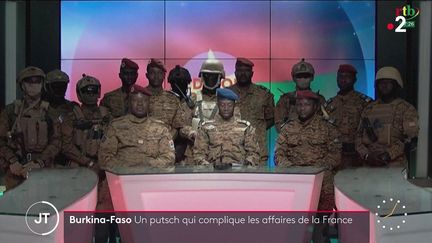 Les putschistes annonçant le coup d'Etat. (France 2)