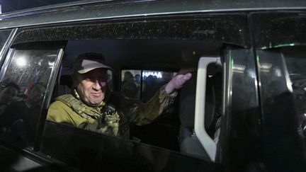 Le chef du groupe Wagner, Evguéni Prigojine, quitte le quartier général de l'armée russe, le 24 juin 2023, à Rostov-sur-le-Don, en Russie. (STRINGER / ANADOLU AGENCY)