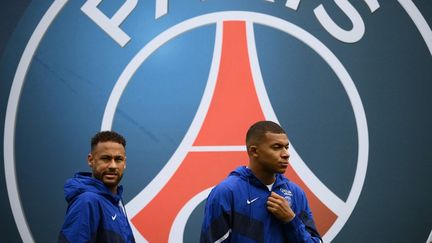 Neymar et Kylian Mbappé avant le match PSG-Brest, au Parc des Princes, le 10 septembre 2022. (FRANCK FIFE / AFP)