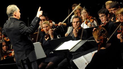 Jacques Attali dirige l'Orchestre symphonique universitaire de Grenoble (archives, 5 novembre 2010)
