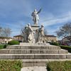 La statue de Jean Jaurès, place Jean-Jaurès, à Carmaux (Tarn), le 27 avril 2022. (FLORENCE MOREL / FRANCEINFO)