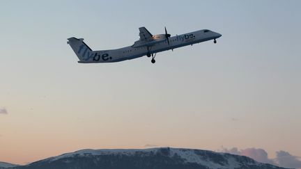 Un avion de la compagnie&nbsp;Flybe d&eacute;collant de l'a&eacute;roport de Belfast (Irlande), le 23 d&eacute;cembre 2010.&nbsp; (PETER MUHLY / AFP)