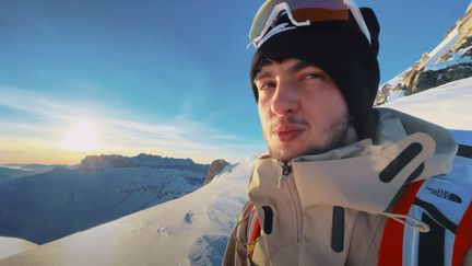 Le youtubeur Inoxtag, de son vrai nom Inès Benazzouz, deux mois avant son départ pour l'ascension de l'Everest. (CAPUTRE D'ECRAN YOUTUBE)