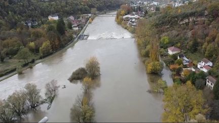 Après deux jours de fortes pluies et d'inondations, le Doubs reste en vigilance orange mercredi 15 novembre. Le pic de crue est attendu pour 23 heures. (France 2)