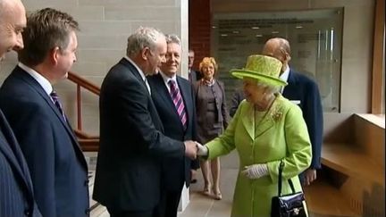 La reine Elizabeth II, en visite mercredi &agrave; Belfast, serre&nbsp;la main de l'ancien commandant en chef de l'IA Martin McGuinness,&nbsp;vice-premier ministre de&nbsp;la province britannique, le 27 juin 2012. (FTVI / REUTERS)