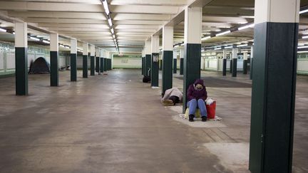 A Philadelphie, en Pennsylvanie, ces sans-abris ont trouvé refuge dans une station de métro, alors que la tempête a apporté des températures négatives. (JESSICA KOURKOUNIS / GETTY IMAGES NORTH AMERICA / AFP)