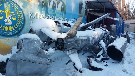 Behind the Kiev Institute of Forensic Scientific Research and Study, remnants of missiles, rockets and drones are stored under a layer of icy snow.  (VANESSA DESCOURAUX / RADIOFRANCE)