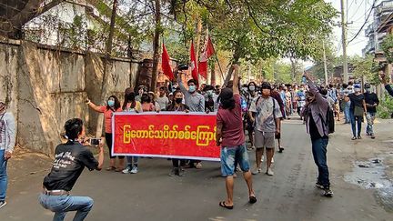 Cette photo prise et reçue d'une source anonyme via Facebook le 10 avril 2021, montre des manifestants tenant une banderole alors qu'ils défilent, lors d'une manifestation contre le coup d'État militaire à Mandalay.&nbsp; (HANDOUT / FACEBOOK / DOCUMENT ANONYME / AFP)