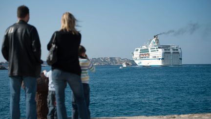 Un navire de la SNCM quitte la rade de Marseille, le 28 octobre 2014. (BERTRAND LANGLOIS / AFP)