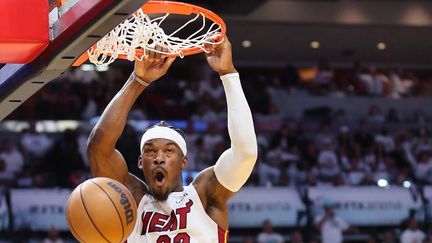 L'arrière de Miami Jimmy Butler a inscrit 45 points contre Atlanta dans le 2e match du 1er tour des play-offs NBA, mardi 19 avril 2022. (MICHAEL REAVES / GETTY IMAGES NORTH AMERICA)